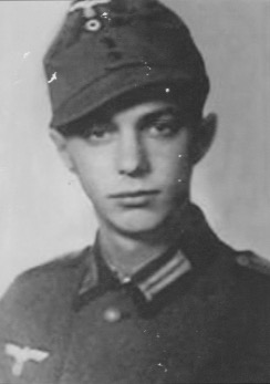looking at the image of Sergeant (Unteroffizier) SCHWEMBERGER Herbert, Mountaineer of 2nd Mountain Division der Wehrmacht. 